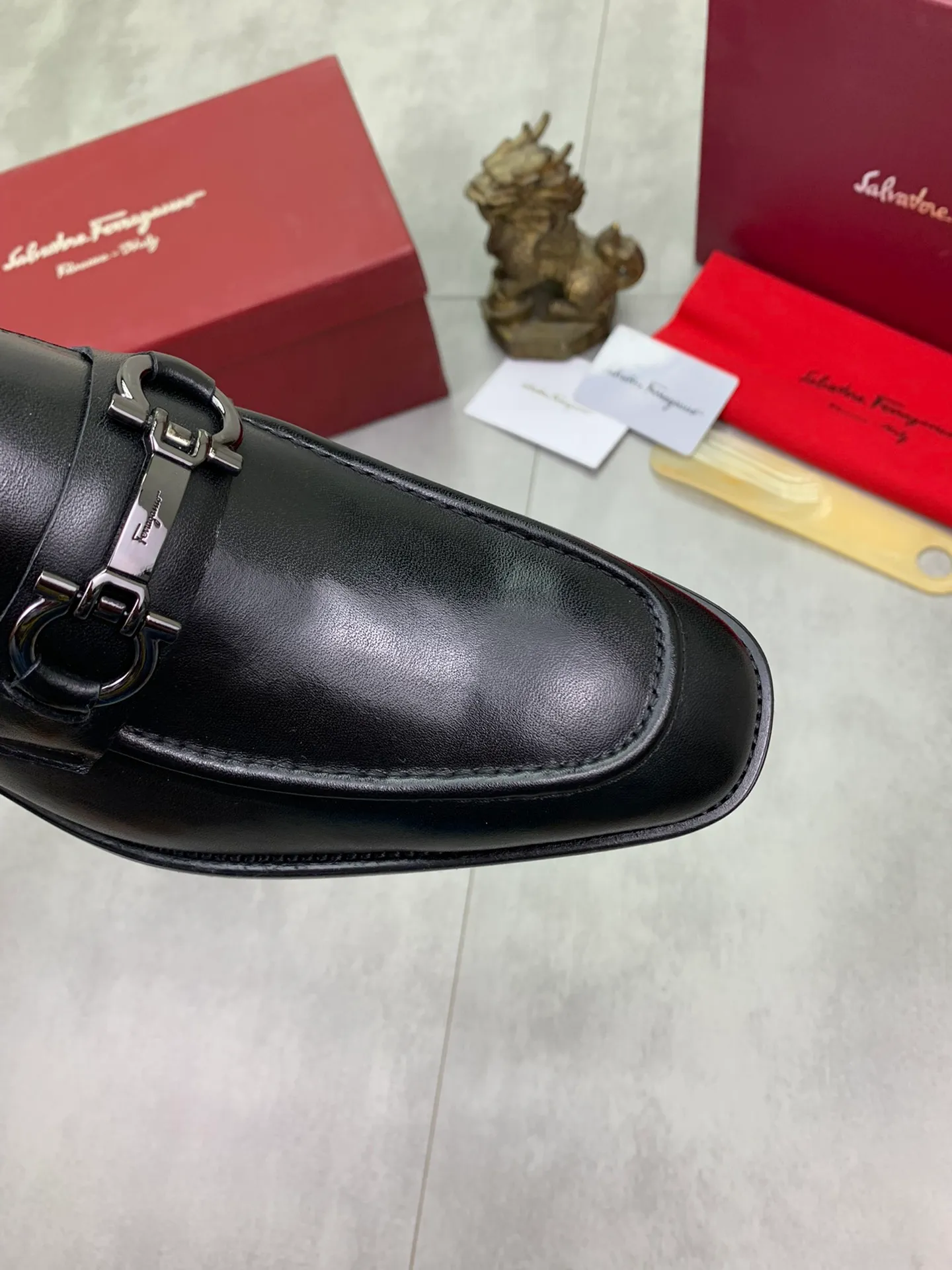 Men's men's shoes 💰P460💰[New style]🆘 Water-dyed cow lining [Ferragamo] Ferragamo's latest men's over-the-foot business leather shoes🇨🇳Official website original 1:1 molding💯The first layer is made of Italian imported calfskin➕Luxurious genuine cowhide lining, soft and comfortable🌴High-end atmosphere, the first choice for men with high taste🍍38-45 Black 🉑️Select